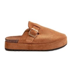 Damskie Klapki Chodaki Na Platformie Ze Złotą Klamrą Camel Terilaina brązowe. Brązowe klapki bez wzorów, casualowe, bez obcasa, na platformie, bez zapięcia. Za 135.24 zł.