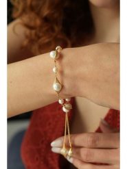 L'Atelier de Gaia Pozłacana bransoletka z perłami rozmiar: onesize. Białe bransoletki L'Atelier de Gaia, z perłą, pozłacane. Za 139.54 zł.