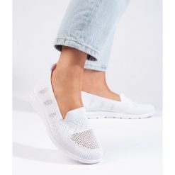 Białe tekstylne slip on damskie. Białe baleriny bez wzorów, bez obcasa, bez zapięcia. Za 87.93 zł.