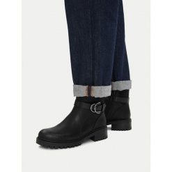 Botki JENNY. Czarne botki Jenny, bez wzorów, bez obcasa, na płaskiej podeszwie, bez zapięcia. Za 159.99 zł.