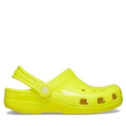 Klapki Crocs. Żółte klapki Crocs, bez wzorów, bez obcasa, bez zapięcia. Za 199.99 zł.