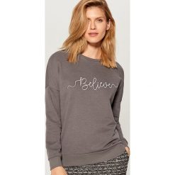 Bluza z haftem - Szary. Bluzy marki Mohito. Za 79.99 zł.