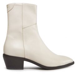 Botki Gant. Białe botki Gant, bez wzorów, bez obcasa, na słupku, bez zapięcia. Za 799.99 zł.