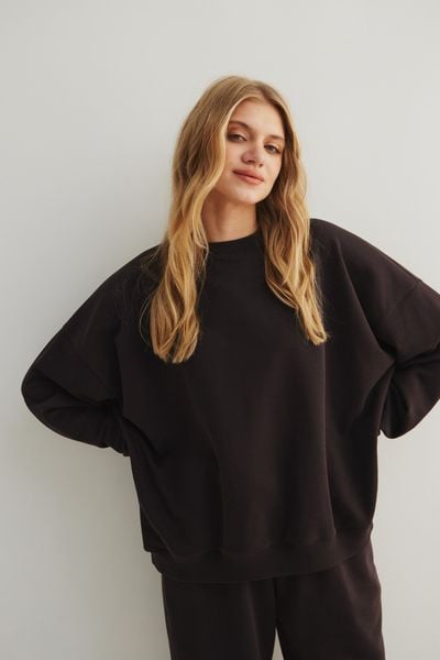 Bluza damska o kroju regular fit w kolorze DARK CHOCOLATE - MANLY. Czarne bluzy Marsala, uniwersalny, bez wzorów, z bawełny, bez ramiączek, bez kaptura. Za 319.90 zł.