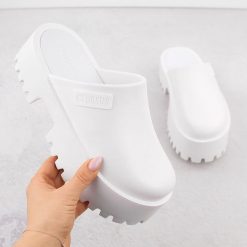 Klapki damskie na masywnej podeszwie białe Big Star NN274015. Białe klapki BIG STAR, bez wzorów, z materiału, retro, bez obcasa, bez zapięcia. Za 129.99 zł.