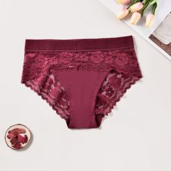 Figi z koronkowym pasem na co dzień i okazje Trautlind. Brązowe figi Intica, bez wzorów, z koronki. Za 69.00 zł.