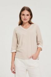 Bawełniana bluzka z dekoltem w serek beżowa. Brązowe bluzki MOODO, l, bez wzorów, z bawełny, bez kołnierzyka, bez ramiączek. Za 69.99 zł.