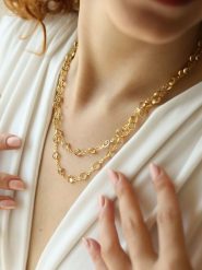 Pierres delicates Pozłacany naszyjnik z elementami ozdobnymi - dł. 45 cm rozmiar: onesize. Brązowe naszyjniki Pierres delicates, z materiału, z kryształem, pozłacane. Za 43.99 zł.