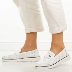 Białe ażuowe skórzane mokasyny damskie Vinceza 93221. Białe mokasyny VINCEZA, bez wzorów, z jeansu, z okrągłym noskiem. W wyprzedaży za 192.72 zł.