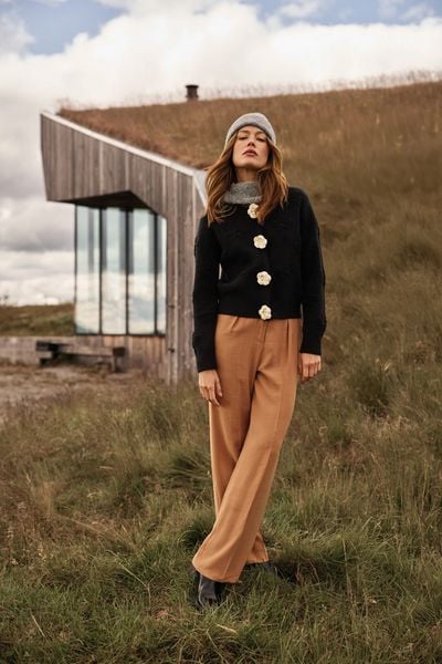 Kardigan z kwiatową aplikacją czarny. Czarne swetry MOODO, m, z aplikacjami, z poliamidu, bez ramiączek. Za 149.99 zł.