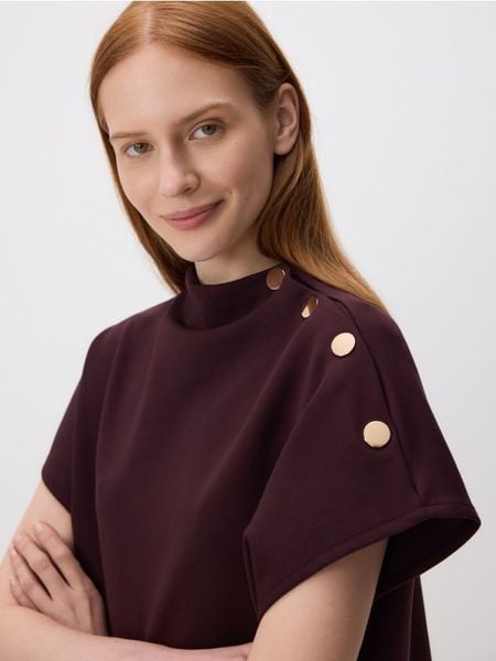 Bluzka z ozdobnymi guzikami - ciemnofioletowy. Fioletowe bluzki Reserved, l, bez wzorów, z dzianiny, bez kołnierzyka, bez ramiączek. Za 99.99 zł.