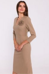 Elegancka sukienka ołówkowa z dekoltem V beżowa. Brązowe sukienki Stylove, na co dzień, xxl, bez wzorów, z elastanu, eleganckie, bez kołnierzyka, bez ramiączek, midi, dopasowane. Za 449.00 zł.