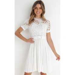 Biała Sukienka z Paskiem Bryne. Białe sukienki Born2be, m, w ażurowe wzory, z koronki, retro, bez kołnierzyka, bez ramiączek, midi, plisowane. W wyprzedaży za 123.49 zł.