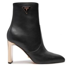 Botki Guess. Czarne botki Guess, z aplikacjami, bez obcasa, na słupku, bez zapięcia. Za 449.99 zł.