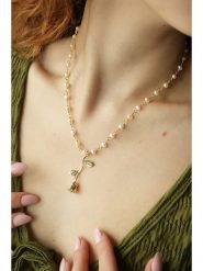 Pierres delicates Naszyjnik w kolorze białym z perłami i zawieszką - dł. 50 cm rozmiar: onesize. Białe naszyjniki Pierres delicates, z materiału, z perłą, z mosiądzu. Za 152.26 zł.