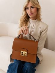 Lia Biassoni Skórzana torebka w kolorze jasnobrązowym - 27 x 24 x 8 cm rozmiar: onesize. Brązowe torebki klasyczne Lia Biassoni, bez wzorów, z materiału, przez ramię, bez dodatków. Za 304.99 zł.