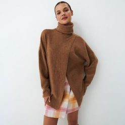 Sweter z golfem oversize - Beżowy. Brązowe swetry Mohito, l, bez wzorów, bez ramiączek. Za 159.99 zł.