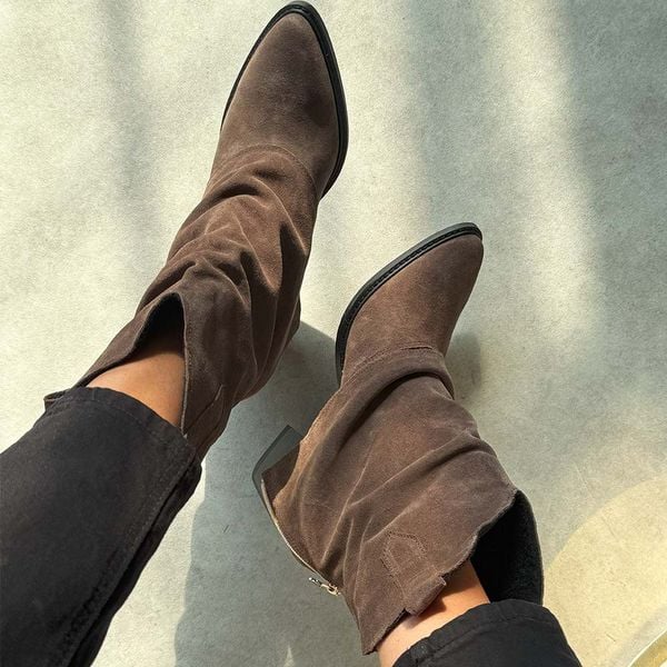 Zamszowe w odcieniu ziemi Polskie kowbojki damskie Deoni D394. Brązowe botki Deoni, bez wzorów, z dzianiny, biznesowe, bez obcasa, na obcasie, bez zapięcia. Za 549.00 zł.