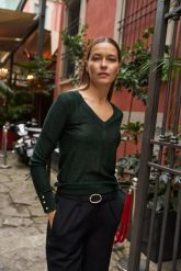 Sweter z metaliczną nitką zielony. Zielone swetry MOODO, l, bez wzorów, z wiskozy, bez ramiączek. Za 119.99 zł.