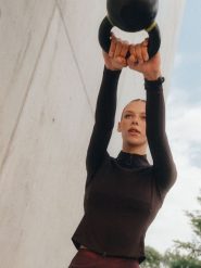 4F Bluza treningowa slim bez kaptura damska - brązowa S. Brązowe bluzy z kapturem 4f, s, bez wzorów, bez kaptura, na fitness i siłownię. Za 199.99 zł.