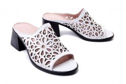 ARTIKER RELAKS 50C0643 biały, klapki damskie. Białe klapki Artiker Relaks, w ażurowe wzory, ze skóry, bez obcasa, na obcasie, bez zapięcia. Za 239.90 zł.
