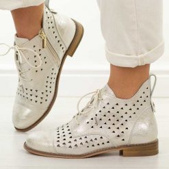 Złote skórzane ażurowe botki damskie Cambell 19422. Żółte botki Cambell, w ażurowe wzory, z jeansu, eleganckie, z okrągłym noskiem, bez obcasa, na płaskiej podeszwie, bez zapięcia. Za 259.00 zł.