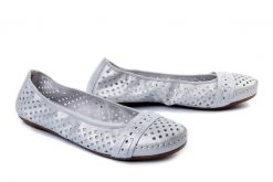 RIEKER 41430-90 metallic, baleriny damskie. Szare baleriny Rieker, w ażurowe wzory, bez obcasa, bez zapięcia. Za 269.90 zł.