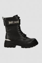 JUST CAVALLI Czarne buty Fondo Kani Kombat. Czarne botki Just Cavalli, bez wzorów, bez obcasa, bez zapięcia. W wyprzedaży za 599.99 zł.