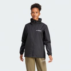 Kurtka przeciwdeszczowa Multi Essentials 2L. Czarne kurtki przeciwdeszczowe adidas, l, bez wzorów, bez kaptura, trekkingowe, climaproof (adidas). W wyprzedaży za 379.90 zł.