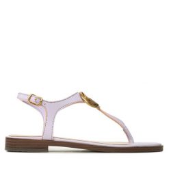 Sandały Guess. Fioletowe sandały Guess, z aplikacjami, bez obcasa, na płaskiej podeszwie, bez zapięcia. Za 529.99 zł.