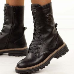 Czarne wysokie botki damskie na traperze Jezzi Asa259-10. Czarne botki Jezzi, z aplikacjami, z dzianiny, klasyczne, z okrągłym noskiem, bez obcasa, bez zapięcia. W wyprzedaży za 223.20 zł.