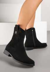 Czarne Botki w Stylu Kowbojek z Ażurowymi Wycięciami Efadriana. Czarne botki Born2be, w ażurowe wzory, bez obcasa, na płaskiej podeszwie, bez zapięcia. Za 109.99 zł.