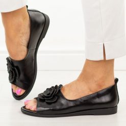 Czarne skórzane płaskie sandały damskie Potocki 19452. Czarne sandały POTOCKI, z aplikacjami, z jeansu, eleganckie, bez obcasa, na płaskiej podeszwie, bez zapięcia. Za 229.00 zł.