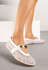 Białe Siateczkowe Balerinki z Metaliczną Ozdobą i Paskiem Irelisa. Białe baleriny Renee, z aplikacjami, eleganckie, bez obcasa, na płaskiej podeszwie, bez zapięcia. Za 79.99 zł.