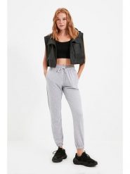 Trendyol Spodnie dresowe w kolorze szarym rozmiar: XS. Szare spodnie dresowe Trendyol, bez wzorów, z dresówki. Za 65.99 zł.