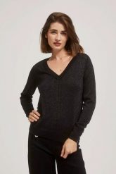 Sweter z metaliczną nitką i dekoltem w serek czarny. Czarne swetry MOODO, l, bez wzorów, bez ramiączek. W wyprzedaży za 47.99 zł.