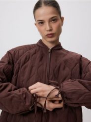 Kurtka z ozdobnymi wiązaniami - ciemnobrązowy. Brązowe kurtki Reserved, l, bez wzorów, z lyocellu, bez kaptura. Za 229.99 zł.