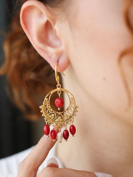 Pierres delicates Pozłacane kolczyki z koralami rozmiar: onesize. Czerwone kolczyki Pierres delicates, z koralem, pozłacane. Za 74.63 zł.