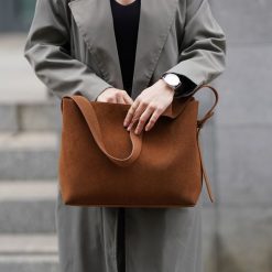 Shopperka skórzana Solier FL38 Sienna brązowa. Brązowe torebki klasyczne Solier, bez wzorów, ze skóry, biznesowe, na ramię, zamszowe, bez dodatków. Za 399.00 zł.