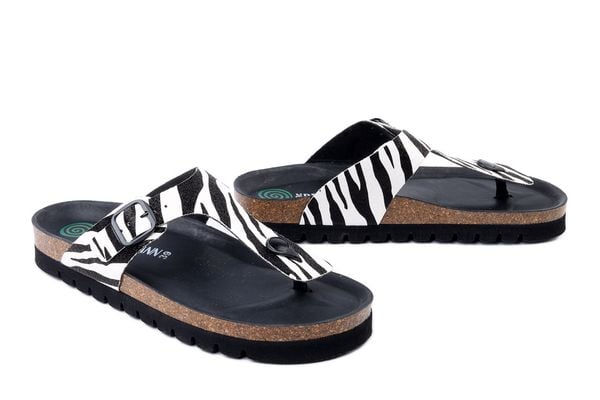 DR. BRINKMANN 700908-00 zebra, klapki japonki damskie. Białe japonki Dr. Brinkmann, bez wzorów, bez obcasa, bez zapięcia. Za 202.43 zł.