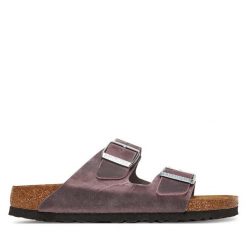 Klapki Birkenstock. Czerwone klapki Birkenstock, bez wzorów, bez obcasa, bez zapięcia. Za 379.99 zł.