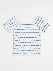 Swetrowa bluzka z krótkim rękawem i wiskozą - wielobarwny. Bluzki Sinsay, l, bez wzorów, z wiskozy, bez kołnierzyka, bez ramiączek. Za 35.99 zł.