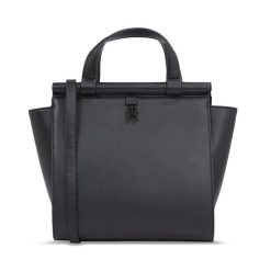 Torebka Tommy Hilfiger. Czarne torebki klasyczne Tommy Hilfiger, bez wzorów, klasyczne, bez dodatków. Za 749.99 zł.