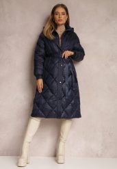 Granatowa Kurtka za Kolano Pikowana z Wiązanym Paskiem Cealia. Niebieskie kurtki Renee, na jesień, l, bez wzorów, z materiału, bez kaptura. W wyprzedaży za 298.99 zł.