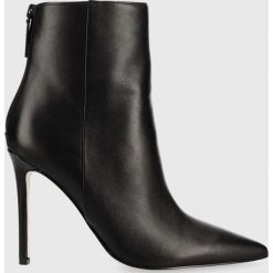 Guess botki skórzane Selma damskie kolor czarny na szpilce. Czarne botki Guess, z aplikacjami, bez obcasa, na obcasie, bez zapięcia. Za 879.99 zł.