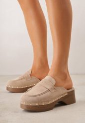 Beżowe Klapki Drewniaki w Stylu Mokasynów z Nitami Hanaria. Brązowe klapki Born2be, z aplikacjami, z jeansu, eleganckie, bez obcasa, na obcasie, bez zapięcia. Za 89.99 zł.