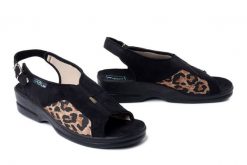 ADANEX 29645 ASK84VNN czarny, sandały damskie. Czarne sandały Adanex, bez wzorów, z gumy, bez obcasa, bez zapięcia. Za 127.42 zł.