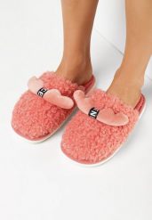 Ciemnoróżowe Kapcie z Futerkiem i Naszywką Dritjona. Czerwone kapcie Born2be, z aplikacjami, z gumy. W wyprzedaży za 33.99 zł.