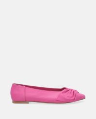 SKÓRZANE BALERINY Z KOKARDĄ 28416 FUXIA. Baleriny Venezia, bez wzorów, ze skóry, bez obcasa, bez zapięcia. Za 389.00 zł.