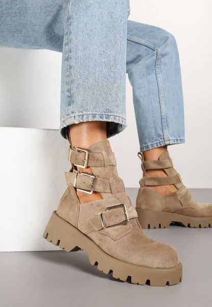 Ciemnobeżowe Botki na Grubej Podeszwie z Klamrami i Wycięciami Miloriel. Brązowe botki Born2be, bez wzorów, z jeansu, eleganckie, z okrągłym noskiem, bez obcasa, na platformie, bez zapięcia. W wyprzedaży za 152.99 zł.